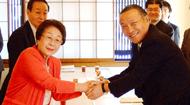 握手を交わす小出千代子（左）