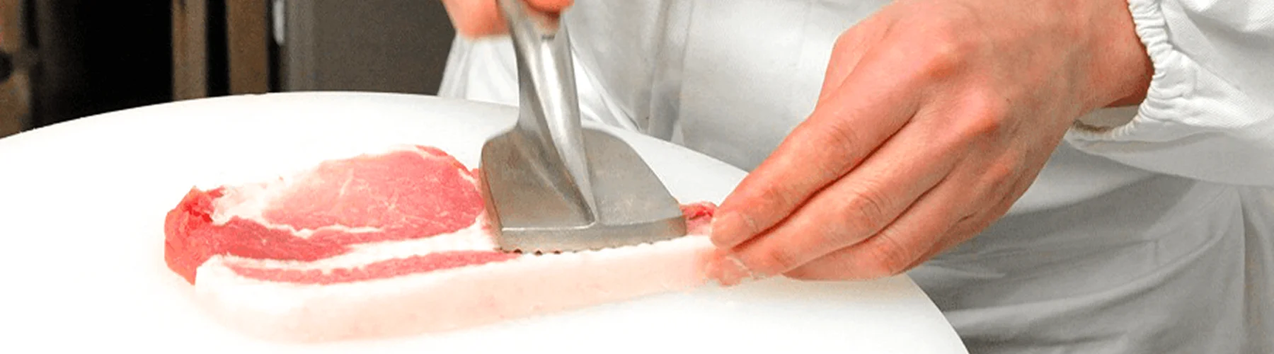 豚肉を丁寧に下ごしらえする様子